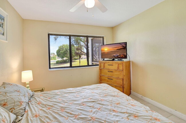 Building Photo - 5715 Fairway Park Dr
