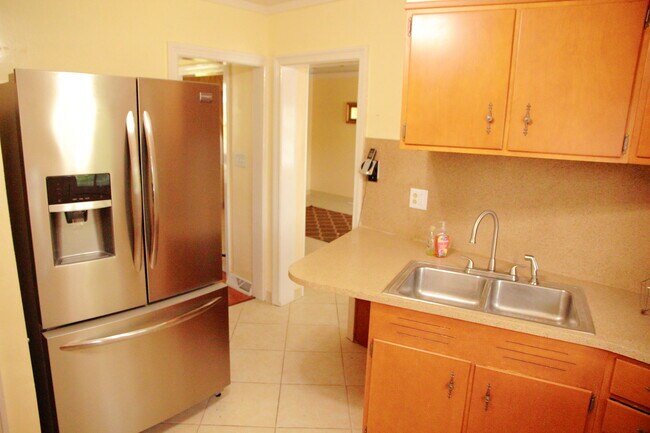 Kitchen - 754 E Washington Ave