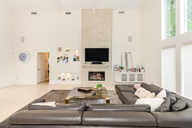 Building Photo - 8911 Birdwood Ct