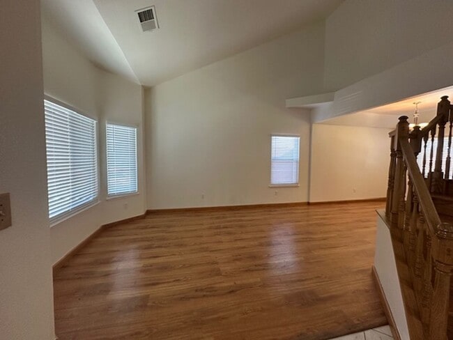 Building Photo - Spacious 5-Bedroom Home with Modern Amenit...