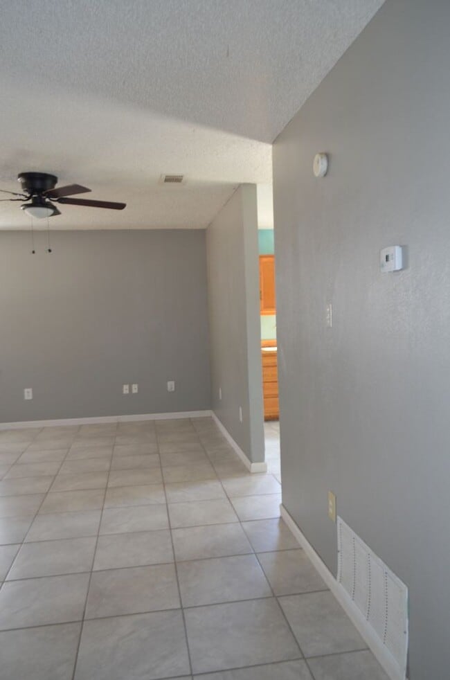 Building Photo - Country setting