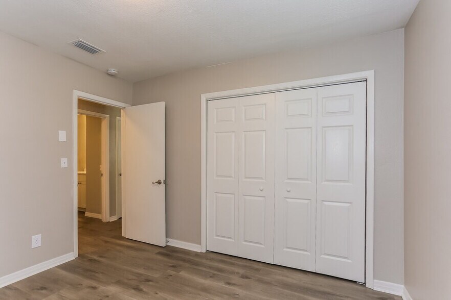 Building Photo - 2054 62nd Pl S