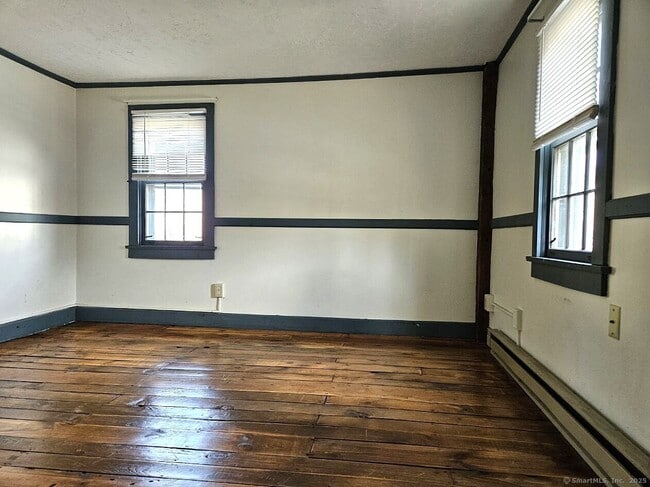 Building Photo - 703 Main St