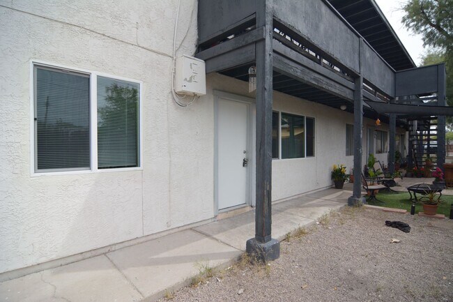 Primary Photo - 2 Bedroom 1 Bath Apartment! Close to the U...