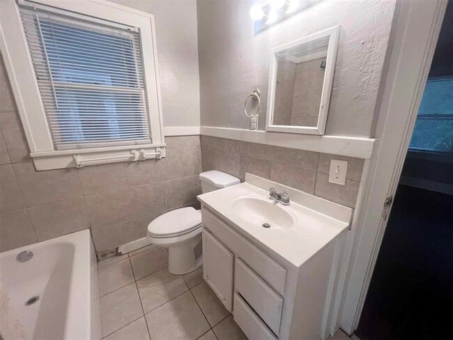 Building Photo - 1432 NW 45th St