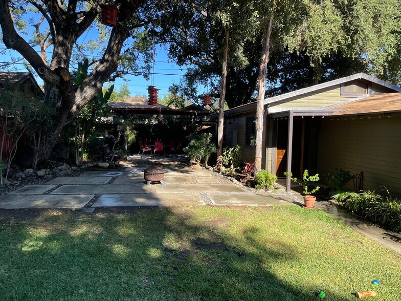 Building Photo - 860 N Mar Vista Ave