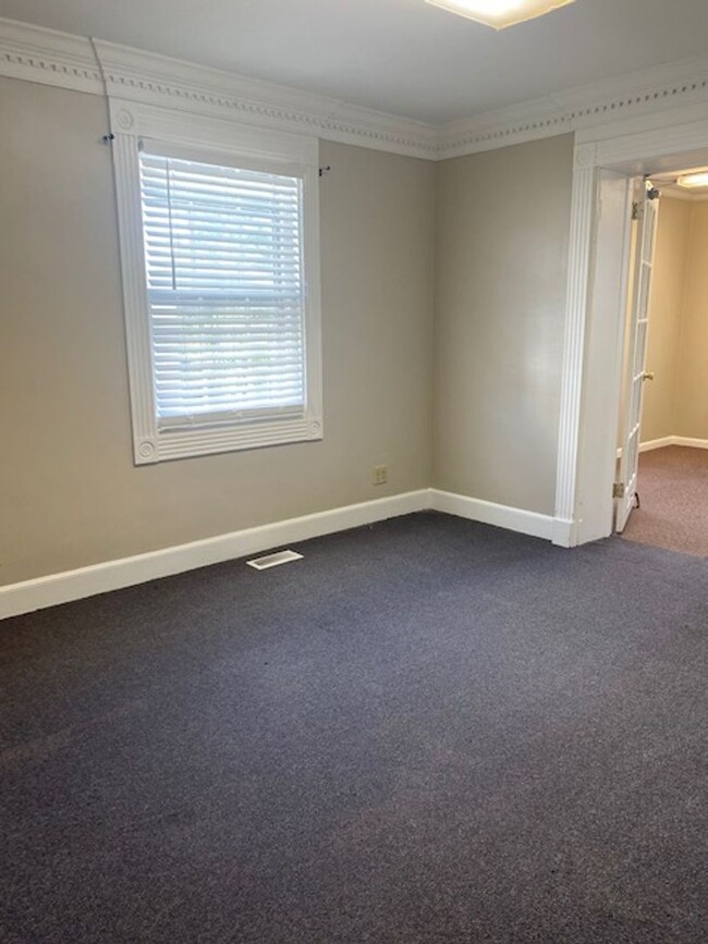 Building Photo - Ready for new tenants June 2025! Downtown ...