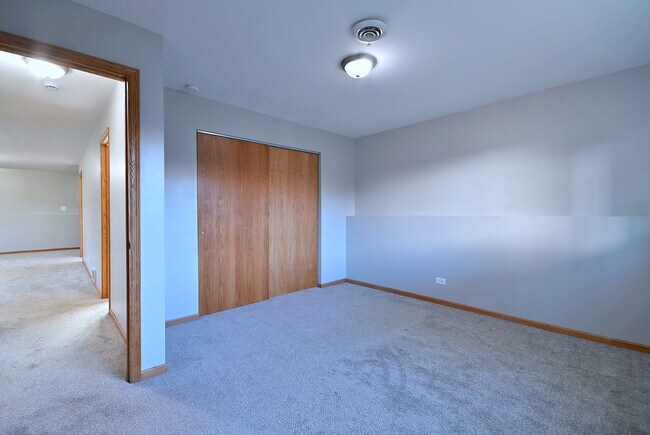 Building Photo - 19 E Pineview Dr