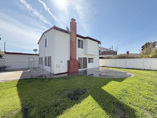 Building Photo - Stunning Remodeled Home in South Huntington Beach – Minutes to the Beach!