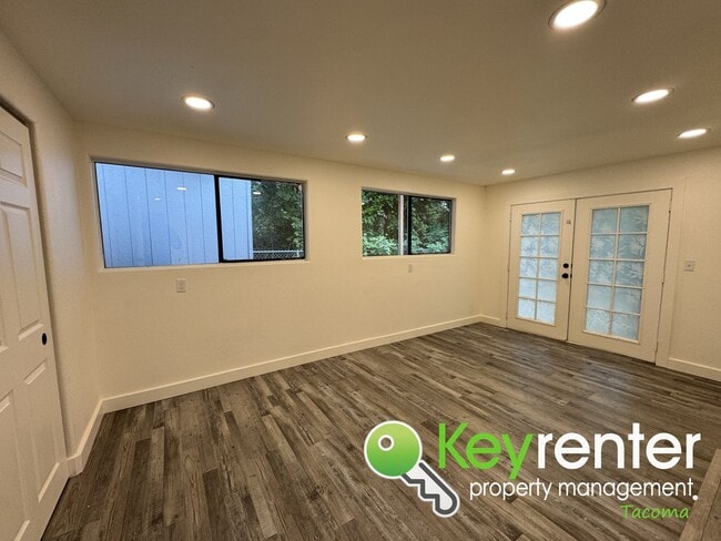 Building Photo - Fully Renovated 4-Bedroom Home with in Lak...