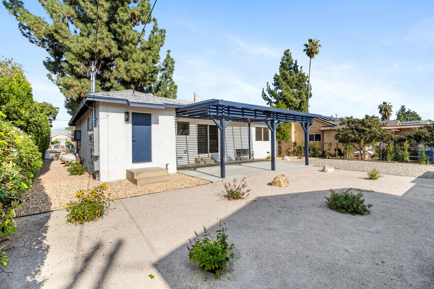 Building Photo - 15836 Chatsworth St