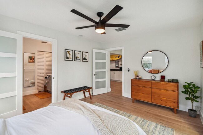 Building Photo - 702 NE 10th Ave