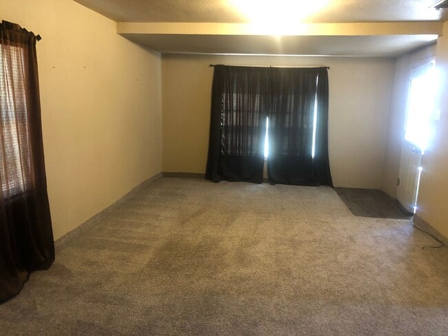 Building Photo - LARGE 2 BEDROOM HOME