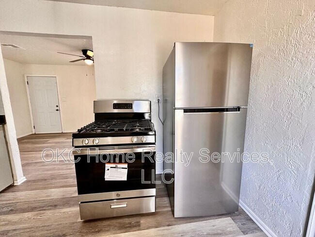 Building Photo - 3516 S St Clair Ave