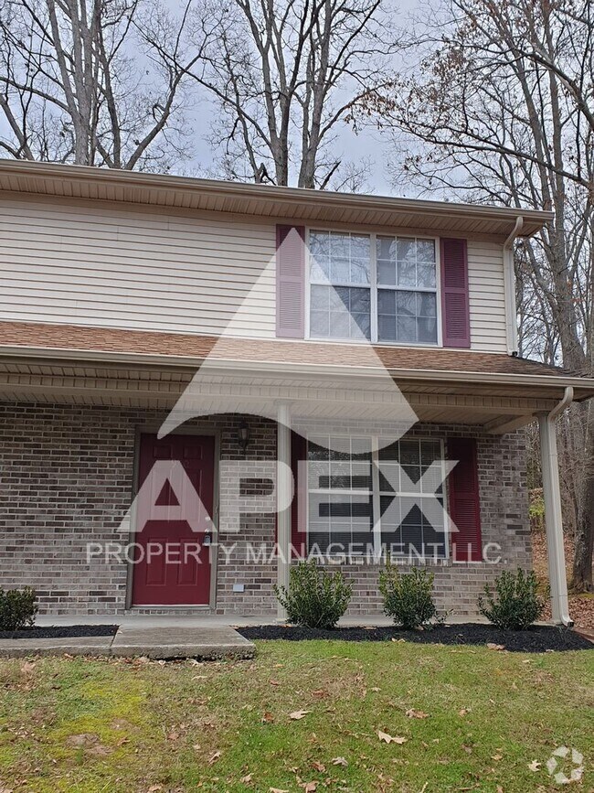 Building Photo - Spacious 2 Bd 1.5 Ba Townhouse in Halls!
