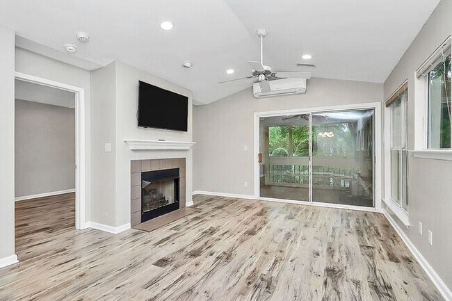 Building Photo - Bright 2BD/2BA Tennis Villa at Lake Norman!