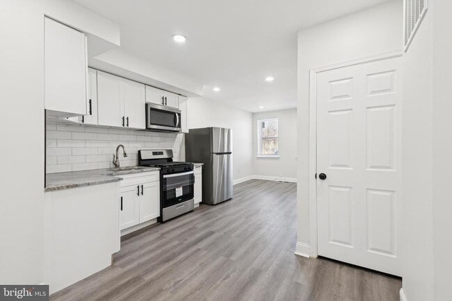 Building Photo - 746 Pine St