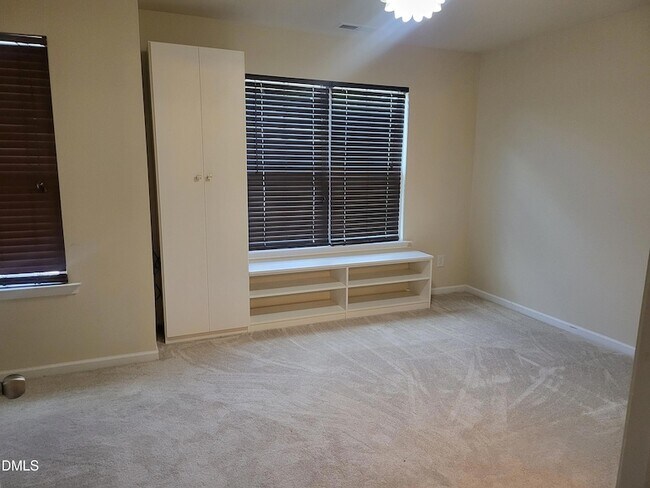 Building Photo - 100 Stratford Lakes Dr