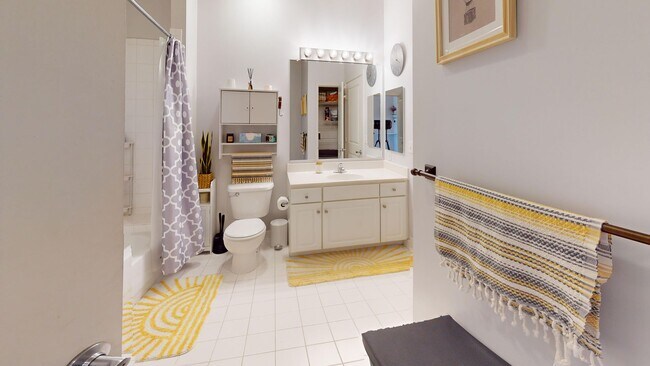 Building Photo - Top Floor Spacious One Bedroom W/Washer & ...