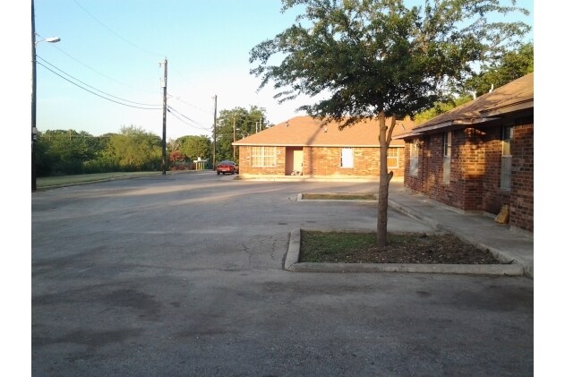 Primary Photo - Amanda Gardens Apartments