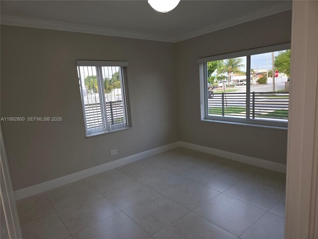 Building Photo - 1690 E 5th Ave