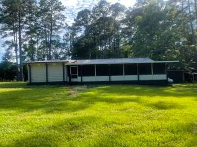 Building Photo - A Getaway Near the Lake- 3 Bedroom, 2 Bath...