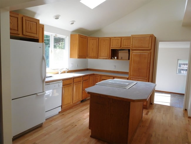 Building Photo - 1536 Vashon Ave NE