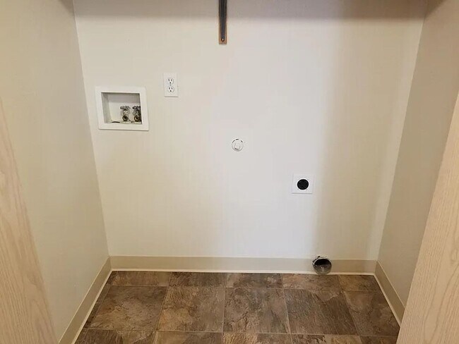 Building Photo - Bluebird Keizer ***Coming Soon*** Washer a...