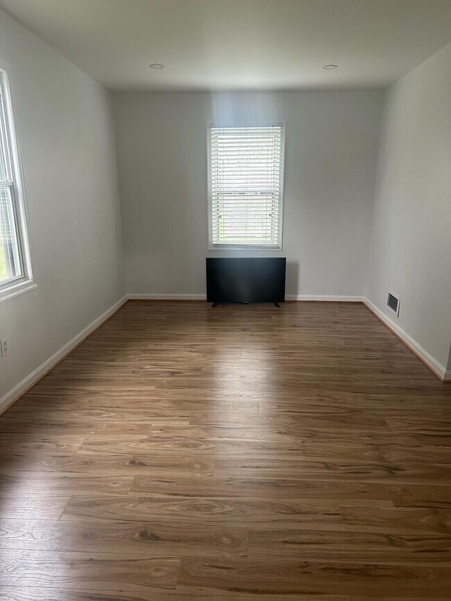 Building Photo - 4915 Tecumseh St