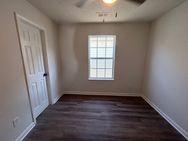 Building Photo - 3-bedroom, 2.5-bathroom two-story home located in the desirable Gatewood Communities!