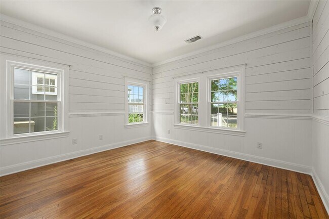 Building Photo - 2111 Kenwood Ave