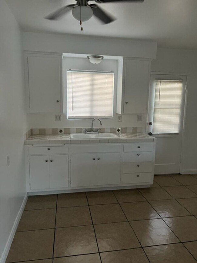 Building Photo - 2 BDRM, 1 BA WITH PRIVATE YARD AND GARAGE!