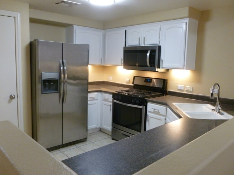 Building Photo - 3400 Cabana Dr