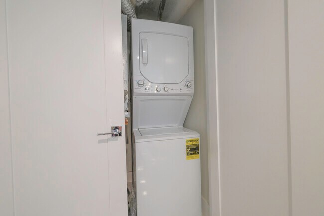 Building Photo - 5600 N Flagler Dr