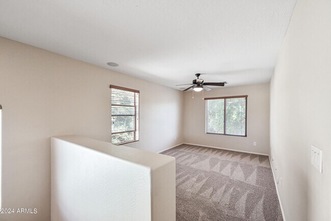 Building Photo - 1543 E Nightingale Ln