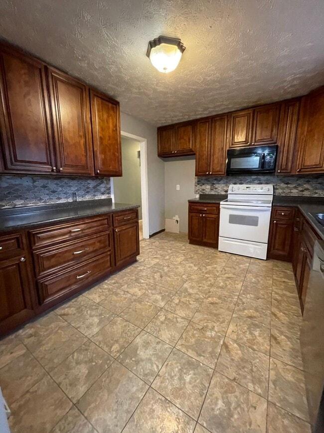 Building Photo - Large 4 bed/2 bath with garage - W. Hamble...