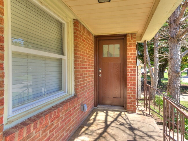 Building Photo - 1121 Bellevidere Dr