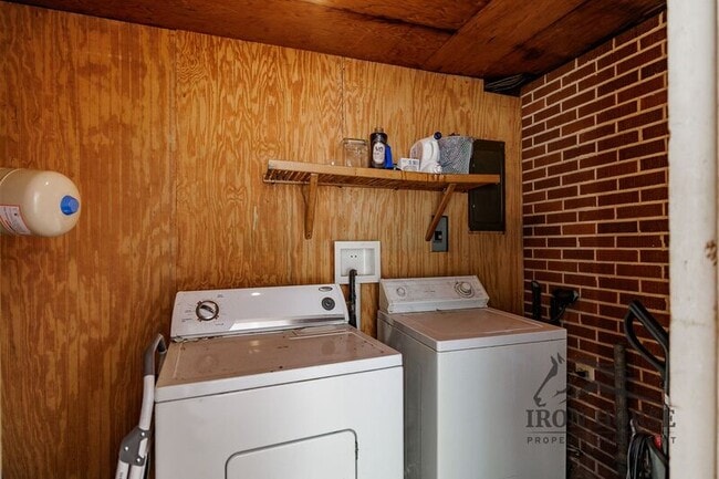 Building Photo - 2021 S Lumpkin St