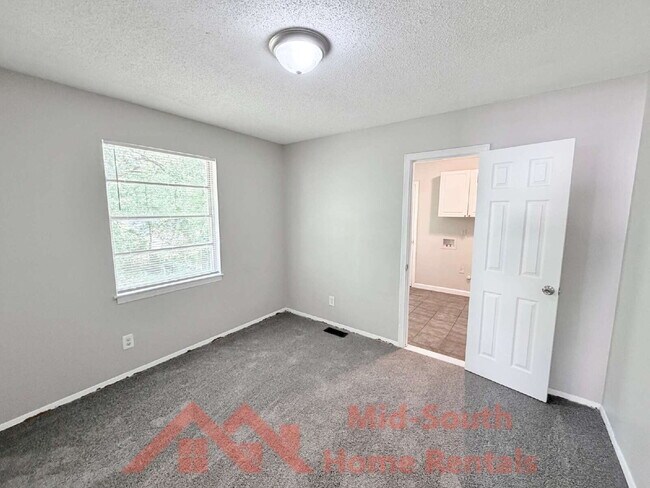 Building Photo - 3682 Suzanne Dr