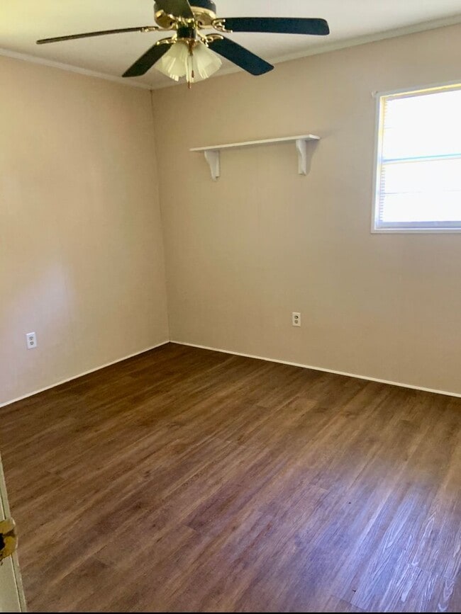 Building Photo - 3 Bed/1.5 Bath House