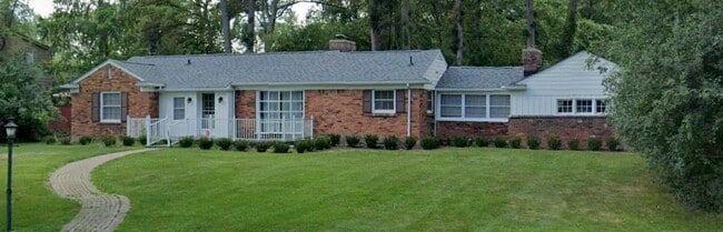 Building Photo - Charming 3-Bedroom Home with Spacious Backyard – Prime Location