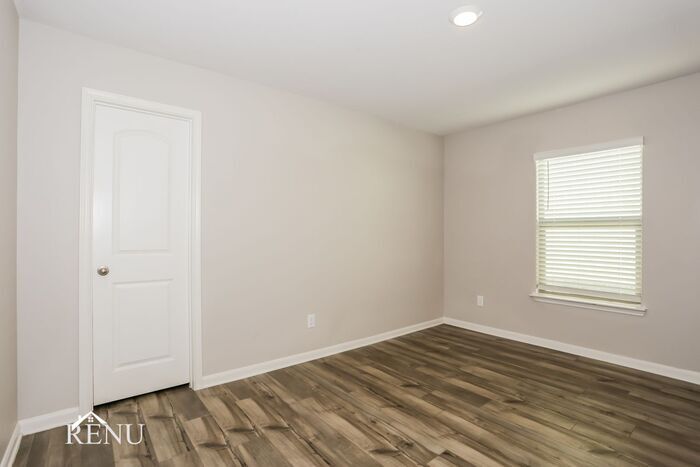 Building Photo - 1919 Hialeah Dr