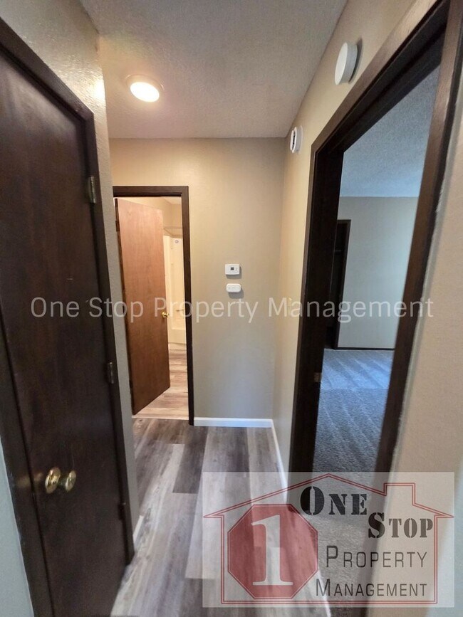 Building Photo - Gorgeous 2 Bedroom, 1.5 Bath in Independence!