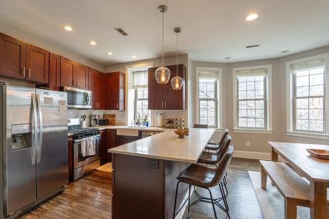 Building Photo - Amazing Property with Great Location