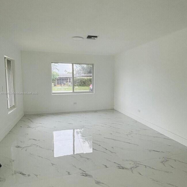 Building Photo - 1598 NE 174th St