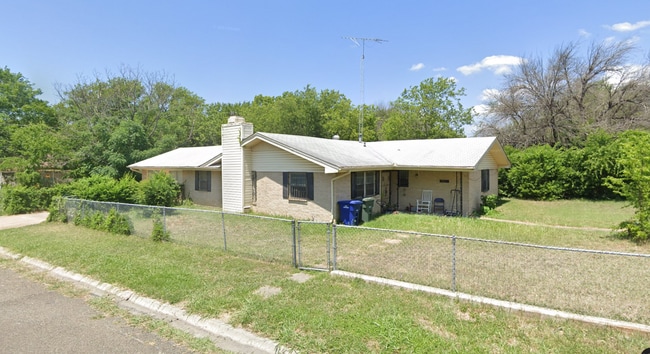 Primary Photo - 101 E Cherokee Dr