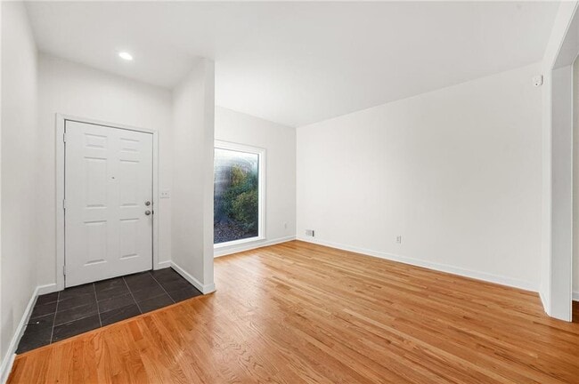 Building Photo - 1086 Pine Grove Ave NE