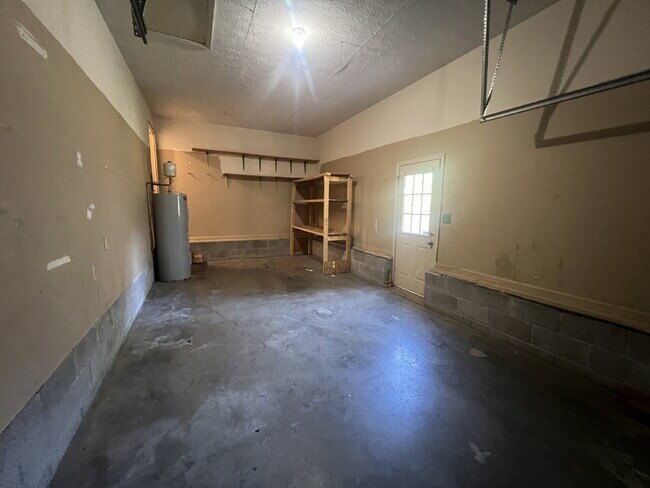 Building Photo - 3413 Clearwater Dr
