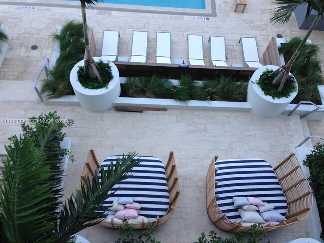 Building Photo - 1300 Brickell Bay Dr