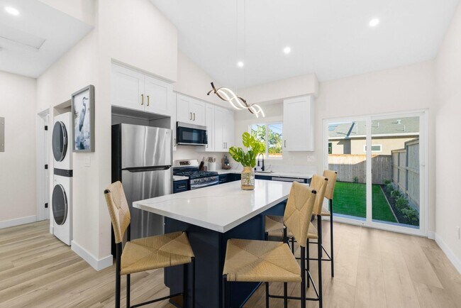 Building Photo - 436 Date Ave